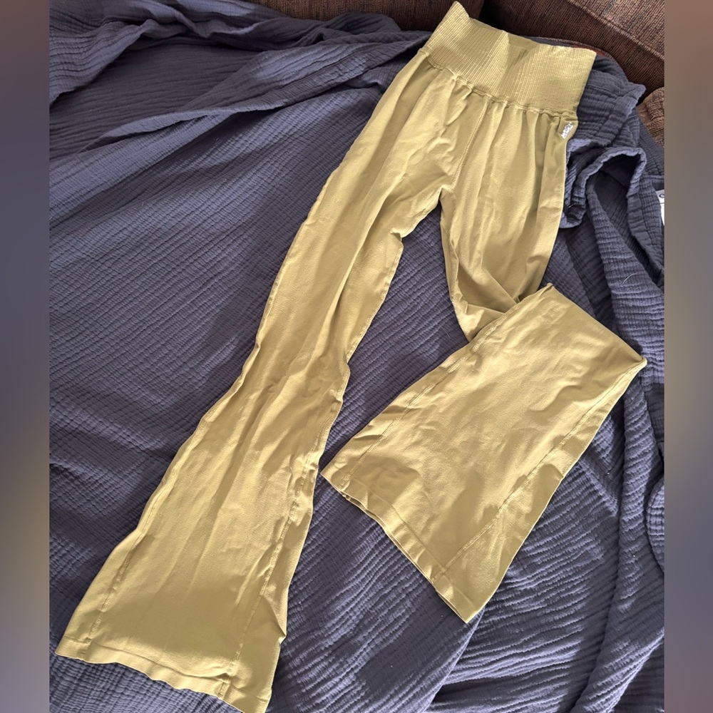 🌟FLASH SALE NO OFFERS fp movement High-Rise Flare Pants in Olive 0005